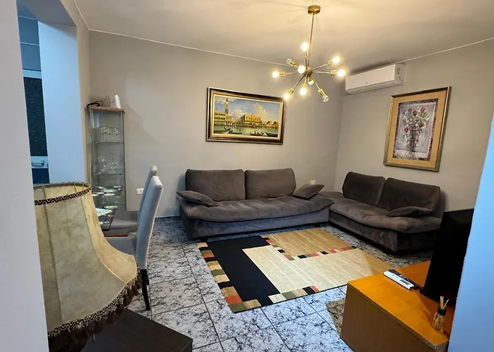דירה Your House In טיראנה